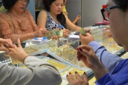 Kinh doanh - Giá vàng hôm nay, 18-10: Vàng thế giới lao dốc hàng trăm USD