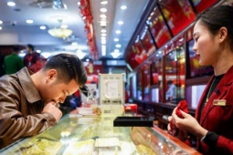 Giá vàng tăng cao, người vay vàng muốn trả bằng tiền có được không?