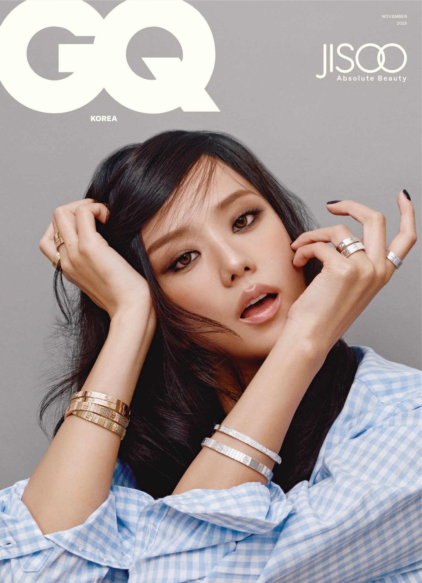 Trên 4 phiên bản bìa, Jisoo phối trang phục theo hướng tối giản, tập trung làm nổi bật trang sức cao cấp Cartier do cô làm đại sứ thương hiệu toàn cầu.