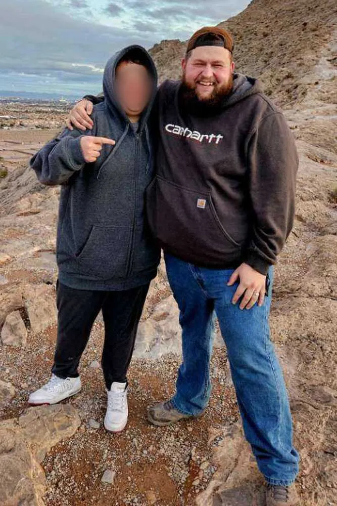 Logan Gifford và 'em trai' của mình.