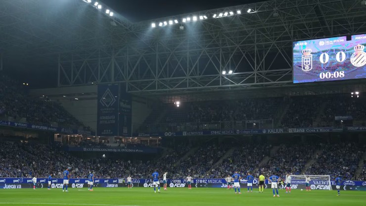 Cầu thủ của Oviedo và Espanyol đứng yên trong 15 giây đầu