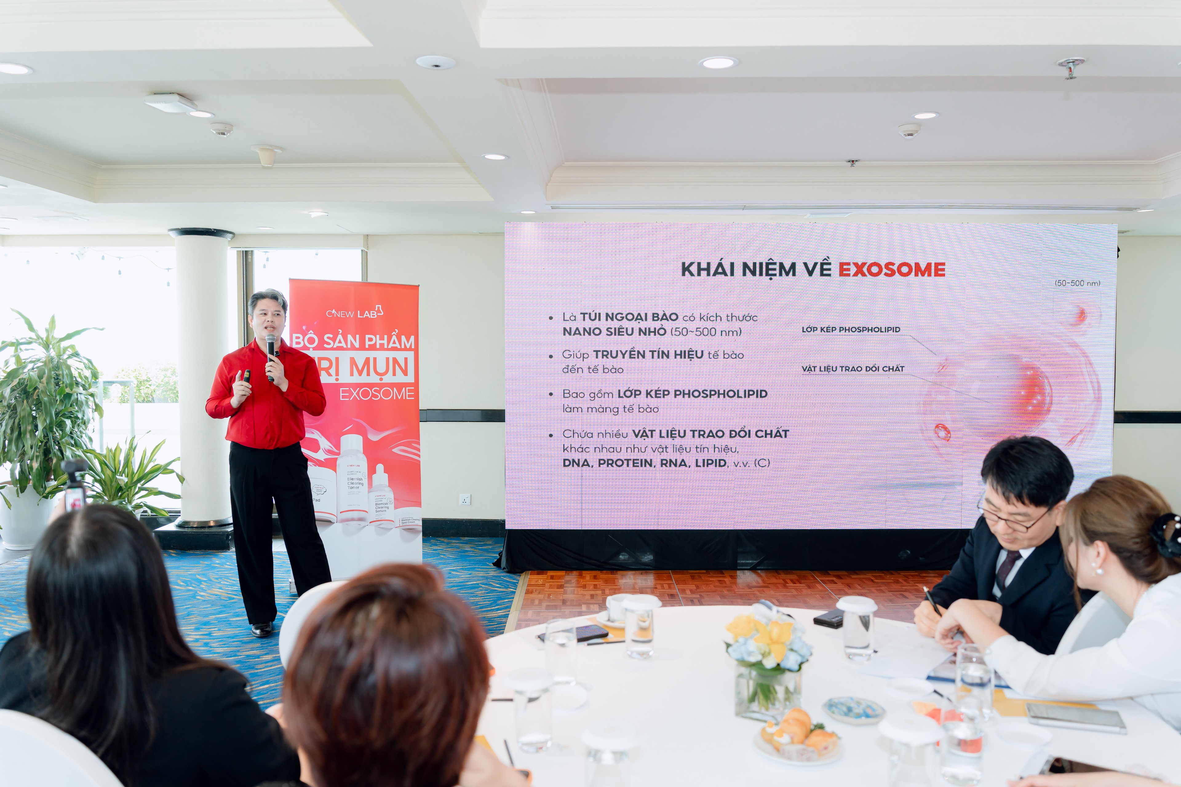 Bác sĩ Đặng Minh Điềm chia sẻ báo cáo khoa học tại hội thảo về Exosome