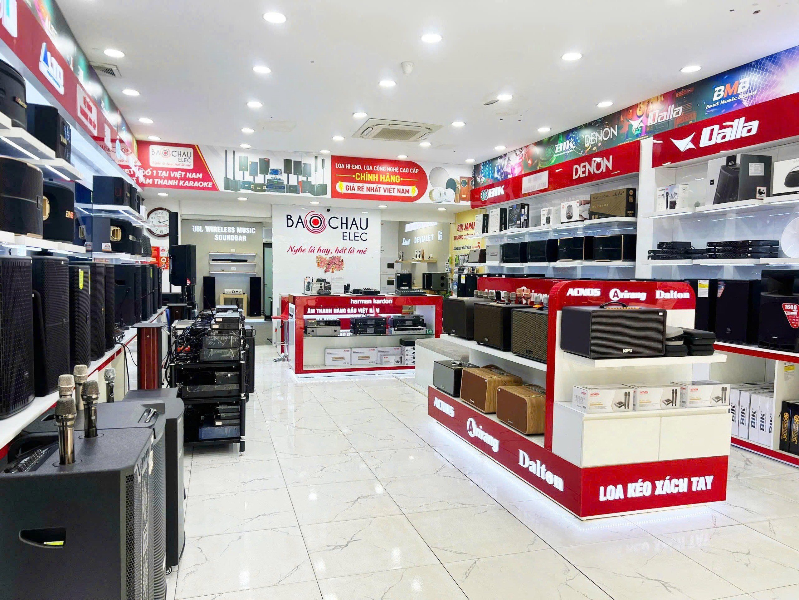 Showroom trưng bày đa dạng các dòng sản phẩm của các thương hiệu âm thanh hàng đầu