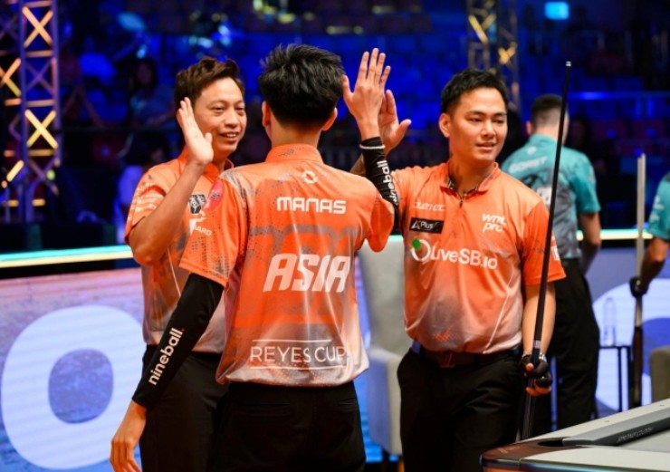 Dương Quốc Hoàng (bên trái ngoài cùng) đang cùng đội tuyển châu Á chơi áp đảo đội Thế giới tại Reyes Cup