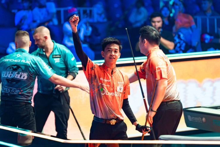 AJ Manas (người đang giơ tay) có trận thắng 5-4 nghẹt thở trước số 1 thế giới Fedor Gorst hôm 17/10