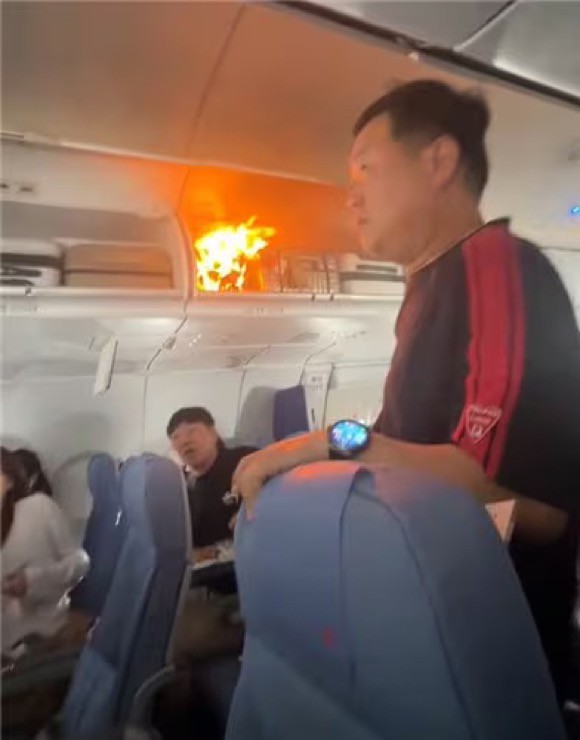 Lửa bùng lên trong ngăn để hành lý trên chuyến bay của hãng hàng không Air China vào ngày 18/10. Ảnh: Chosun.