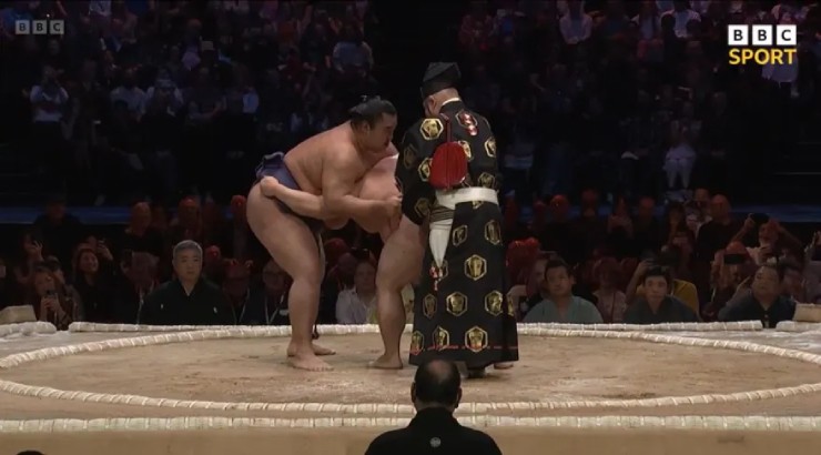 Chiếc đai sắp tuột ra...