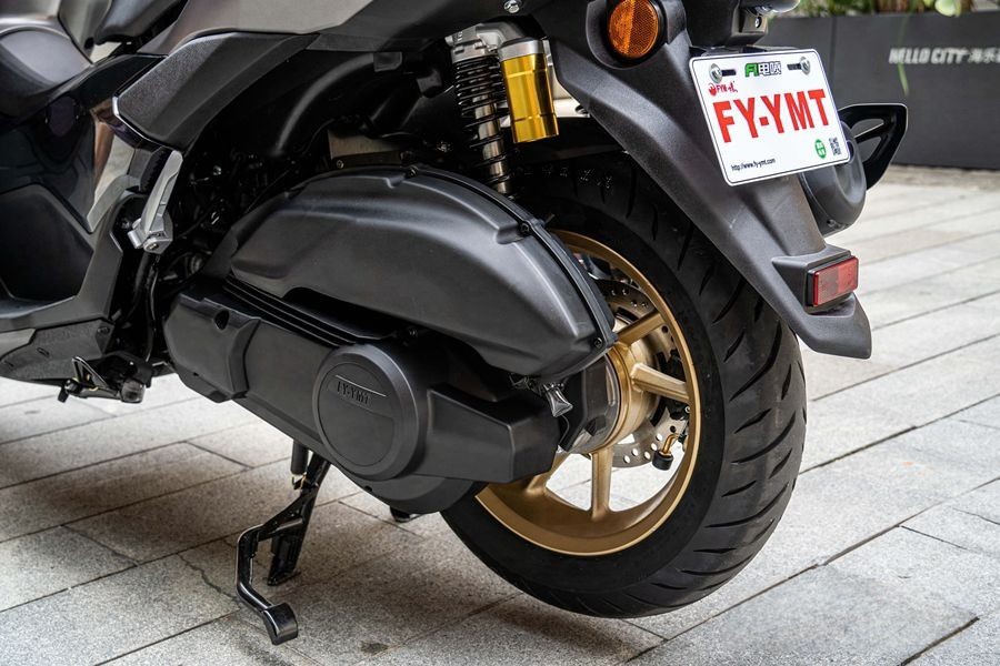 Với bình xăng 13,5L, NX150 có thể hoạt động 560 km khi đổ đầy xăng