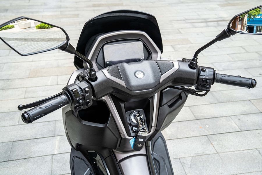 Phiên bản cao cấp sử dụng màn hình TFT màu, hỗ trợ dẫn đường