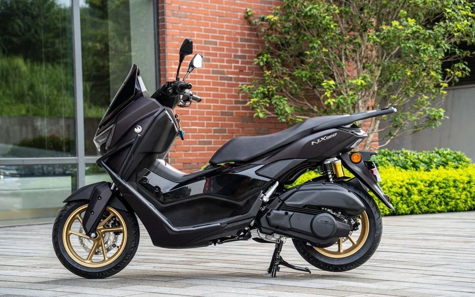 Xe được trang bị phanh ABS 2 kênh và hệ thống kiểm soát lực kéo TCS