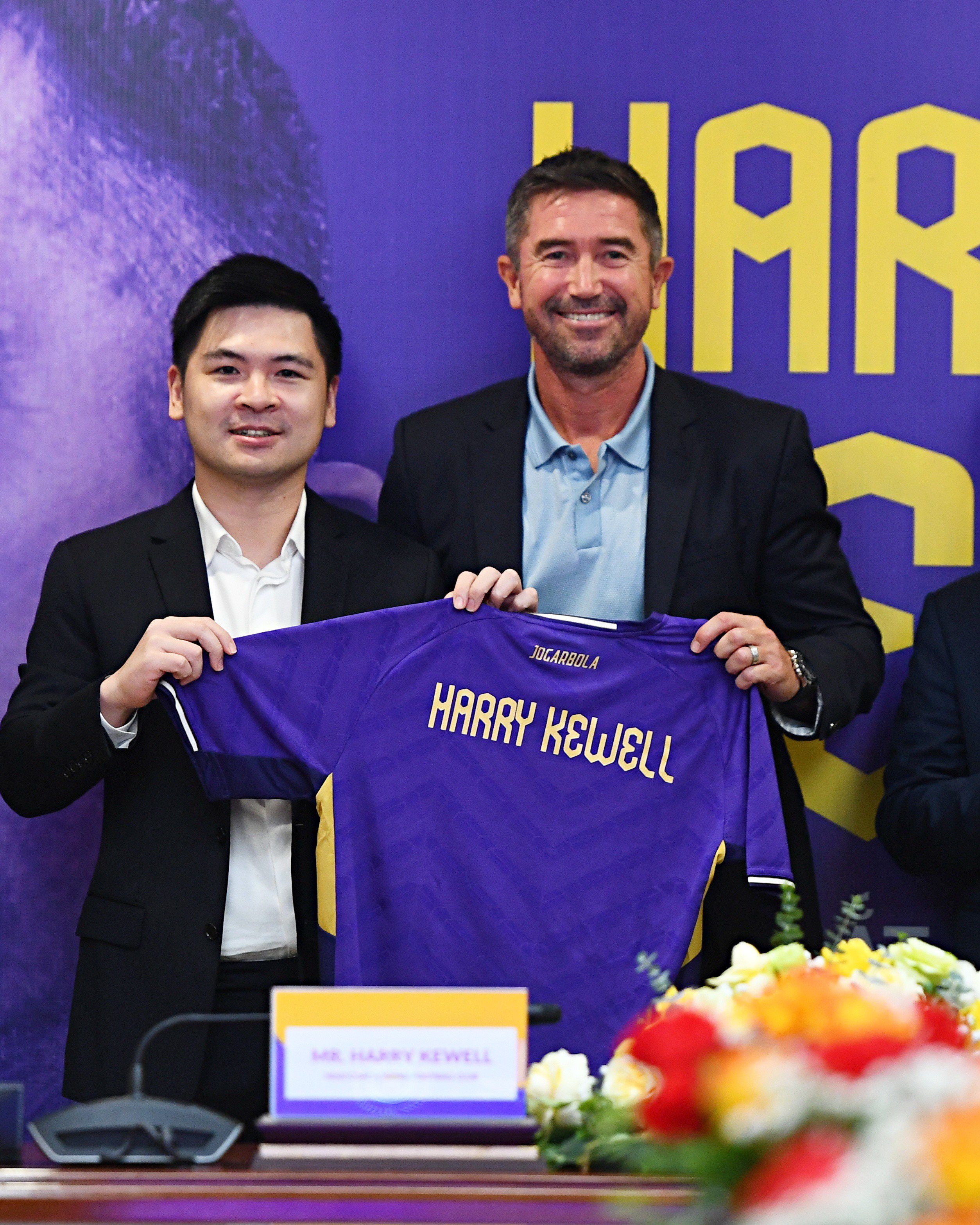 Harry Kewell trong lễ ra mắt CLB Hà Nội