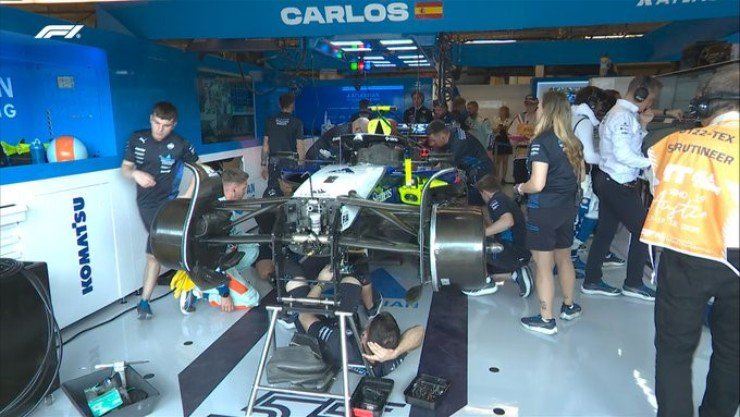 Chiếc Williams của Sainz gặp vấn đề