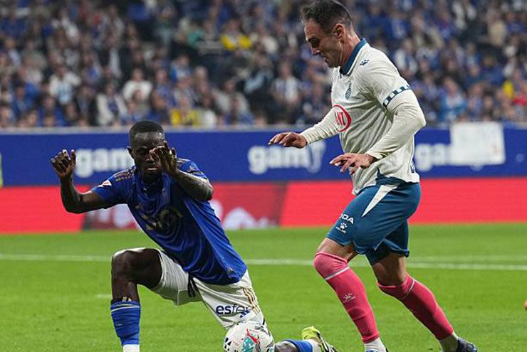 Eric Bailly che chắn cầu môn Oviedo&nbsp;trước cơ hội của Kike Garcia