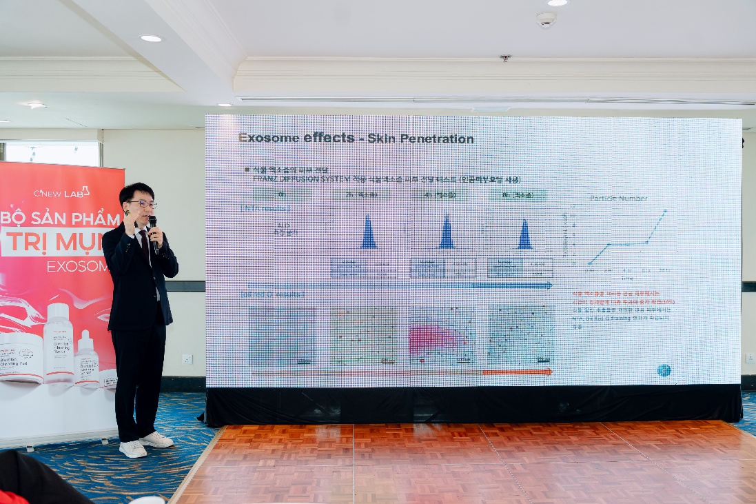Tiến sĩ Lee chia sẻ kết quả nghiên cứu trong việc ứng dụng Exosome tại hội thảo