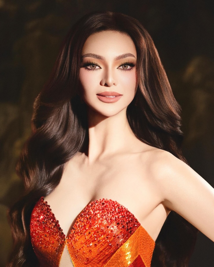 Emma Tiglao trình diễn trang phục dạ hội lấy cảm hứng từ chim phượng hoàng tại chung kết.