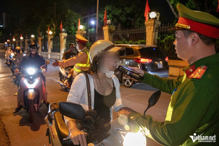 Tài xế say ‘ngất ngưởng’, tay cắm kim truyền dịch vẫn nói 'không bỏ được bia' - 1