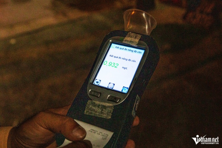 Tài xế say ‘ngất ngưởng’, tay cắm kim truyền dịch vẫn nói 'không bỏ được bia' - 4