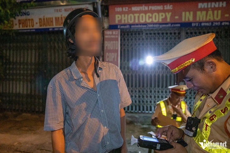 Tài xế say ‘ngất ngưởng’, tay cắm kim truyền dịch vẫn nói 'không bỏ được bia' - 3