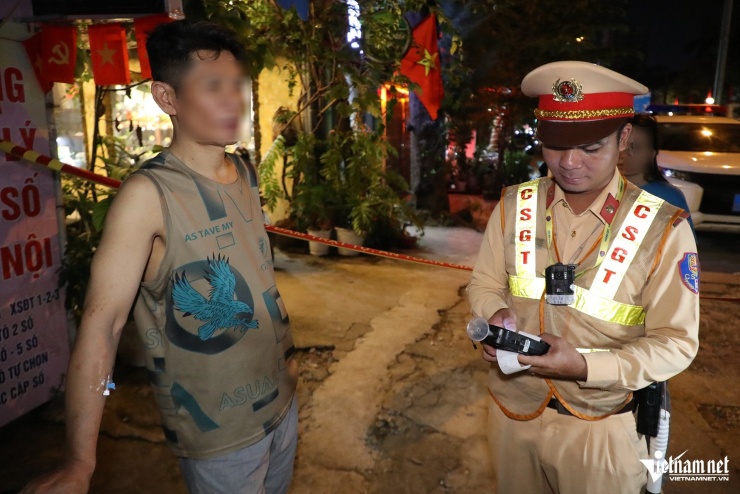 Tài xế say ‘ngất ngưởng’, tay cắm kim truyền dịch vẫn nói 'không bỏ được bia' - 6