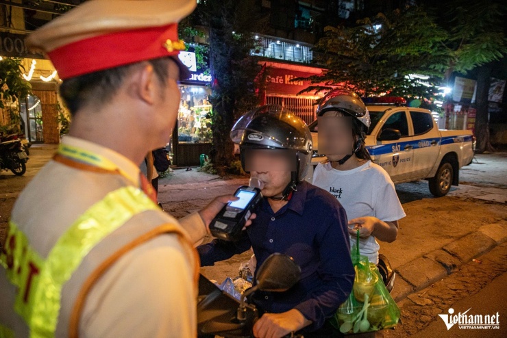 Tài xế say ‘ngất ngưởng’, tay cắm kim truyền dịch vẫn nói 'không bỏ được bia' - 7