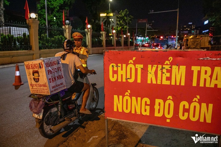 Tài xế say ‘ngất ngưởng’, tay cắm kim truyền dịch vẫn nói 'không bỏ được bia' - 8