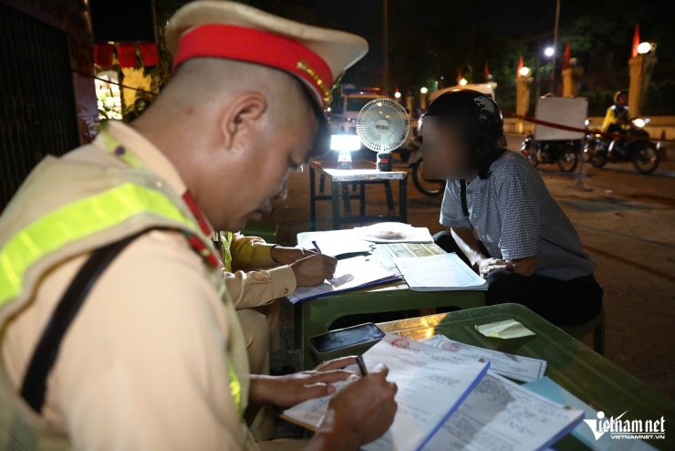 Tài xế say ‘ngất ngưởng’, tay cắm kim truyền dịch vẫn nói 'không bỏ được bia' - 5