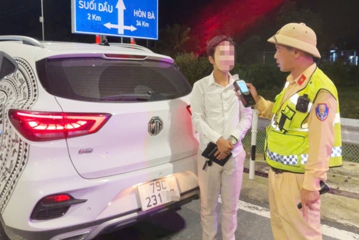 Tài xế say ‘ngất ngưởng’, tay cắm kim truyền dịch vẫn nói 'không bỏ được bia' - 9