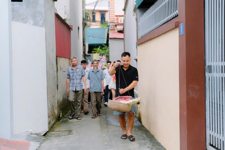 Nhà trai gánh bộ lễ vật thách cưới vào nhà gái 