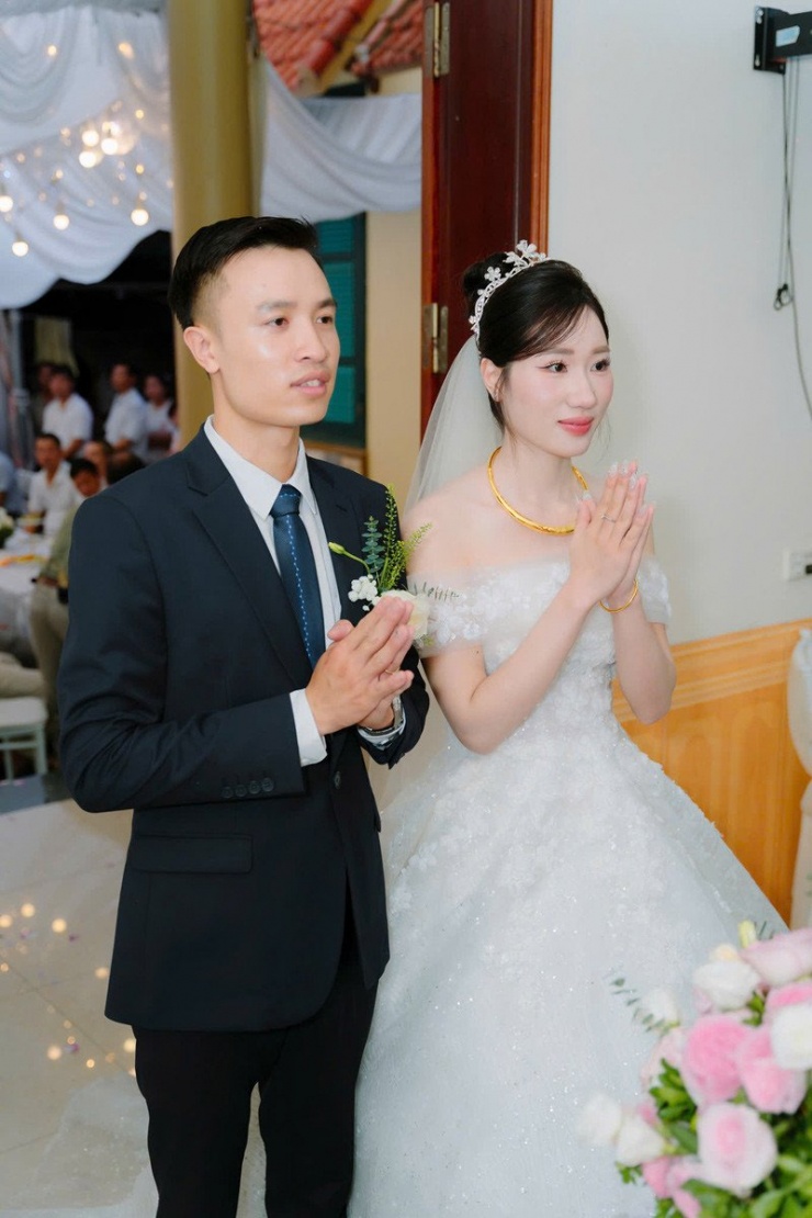 Cặp đôi nên duyên sau 8 năm hẹn hò 