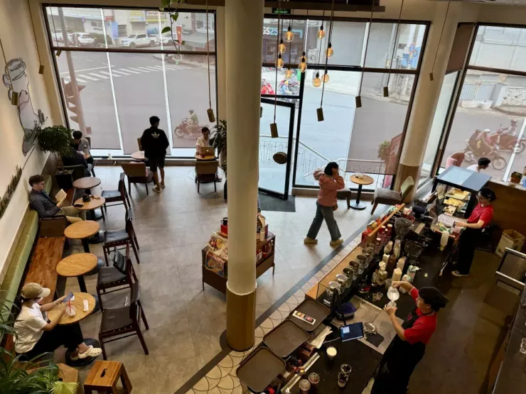 Nhiều thương hiệu lớn đang theo đuổi mô hình cà phê “lai” lifestyle - working. Ảnh: Thu Hà