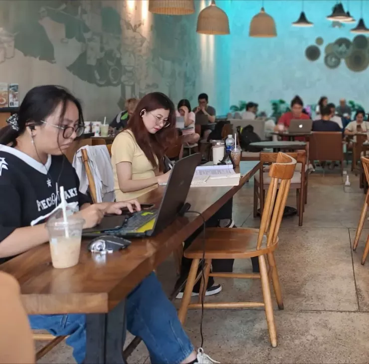 Nhiều người trẻ chọn quán cà phê để làm việc, học tập. Ảnh: Thu Hà