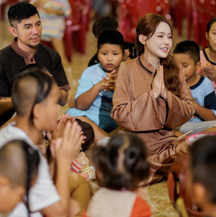 Lương Bằng Quang thay giao diện fanpage của Ngân 98 bằng bức ảnh làm từ thiện. 