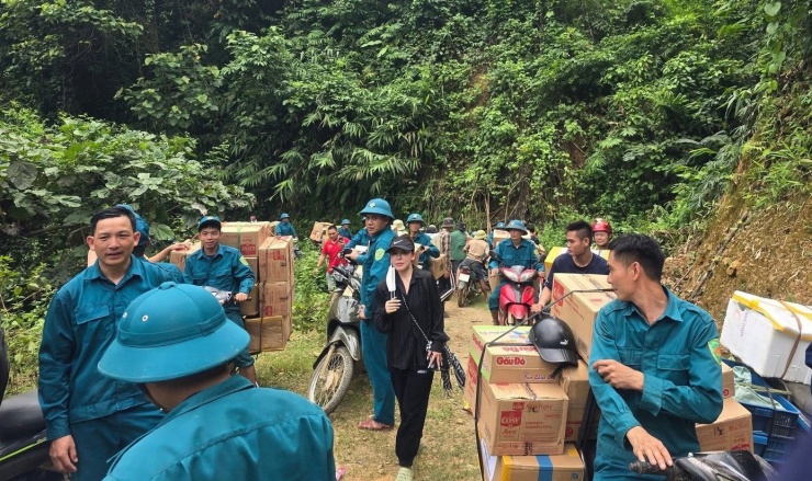 Hơn 1000 người ở Nghệ An đang bị cô lập bởi lũ dữ cuốn trôi cả cầu và đường - 7