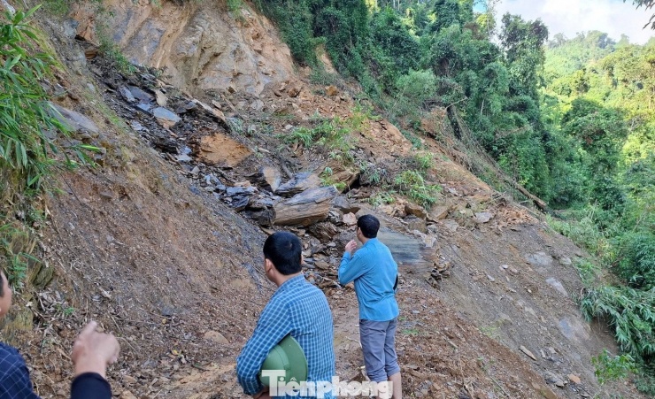 Hơn 1000 người ở Nghệ An đang bị cô lập bởi lũ dữ cuốn trôi cả cầu và đường - 10