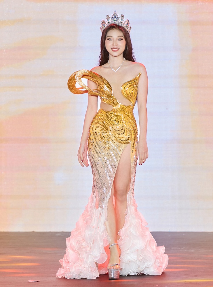 Miss Global Như Vân mặc hở đi chấm thi nhan sắc - 6
