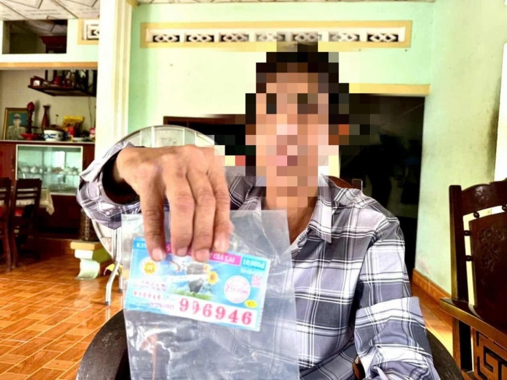 Anh L. với tờ vé số trúng giải đặc biệt bị rách.