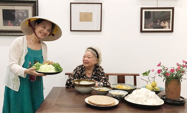 NSND Lê Khanh hạnh phúc vì được chăm sóc mẹ mỗi ngày.