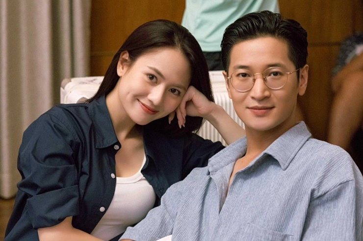Trên màn ảnh, Kim Ngân sợ hãi Đại bao nhiêu thì ở hậu trường, hai diễn viên lại vui vẻ nhí nhố bấy nhiêu. Bởi Việt Hoa và Trọng Trí là vợ chồng. Trọng Trí luôn ủng hộ Việt Hoa phát triển sự nghiệp và sẵn sàng vào vai phản diện trong phim vợ đóng.