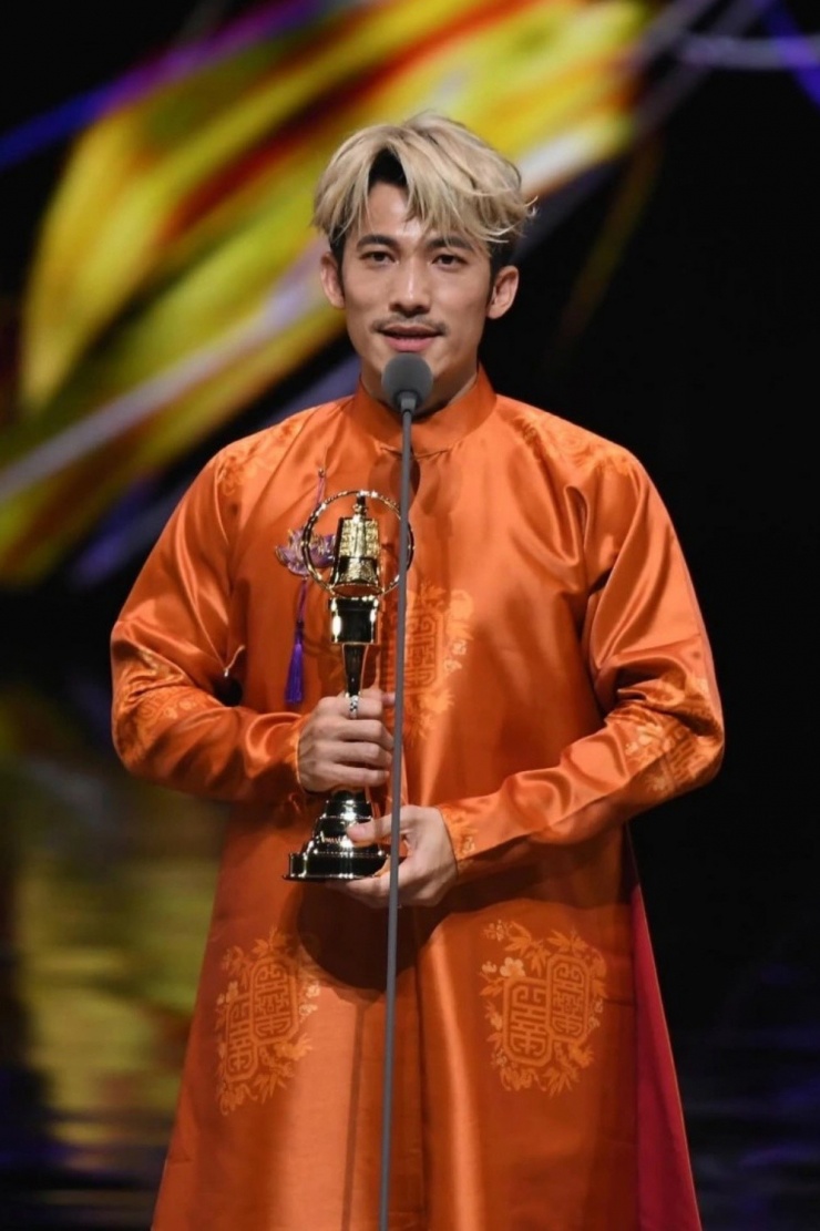 Tối 18/10 tại Đài Loan (Trung Quốc), anh chiến thắng hạng mục "Best Actor" nhờ vai bác sĩ trong series phim The Outlaw Doctor (Hóa ngoại chi y). Mặc áo dài lên sân khấu, Liên Bình Phát cho biết ngỡ ngàng khi trở thành diễn viên Việt đầu tiên đoạt giải Kim Chung suốt 60 năm tổ chức. Anh nói biết ơn ban tổ chức, xem đây là thành tựu đáng nhớ suốt bảy năm vào nghề diễn.