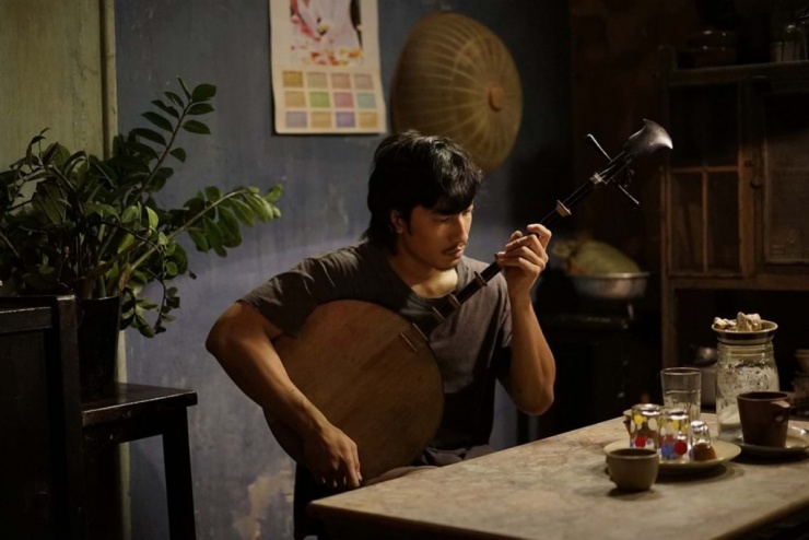 Năm 2018, anh có vai điện ảnh đầu tiên trong Song Lang của đạo diễn Leon Quang Lê. Phim lấy cảm hứng từ bộ môn cải lương, mở đầu với quá khứ nhân vật Dũng "Thiên Lôi" (Liên Bỉnh Phát đóng). Anh sinh ra trong gia đình có truyền thống nhạc dân tộc, do thời cuộc trở thành kẻ đòi nợ thuê. Trước khi đến với màn ảnh, diễn viên từng theo học ngành du lịch. Thời sinh viên, anh phục vụ quán cà phê, nhà hàng, đi múa trong các đội khánh tiết để mưu sinh. Để tăng vốn tiếng Anh, anh xin làm ở quán phố Bùi Viện. Cuối năm 2014, anh vào làm một công ty du lịch với mức lương bảy triệu đồng mỗi tháng.