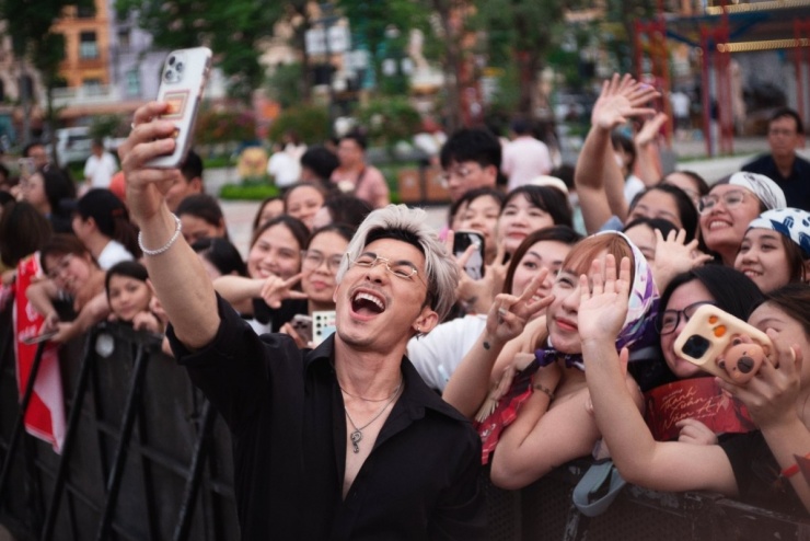 Năm 2024, Liên Bỉnh Phát thử sức ở mảng âm nhạc với show Anh trai vượt ngàn chông gai, từ đó có thêm fan. Các tiết mục hát chung lẫn solo của anh đạt hàng triệu lượt xem trên YouTube, như Ba kể con nghe, Phía sau một cô gái, Từng yêu.