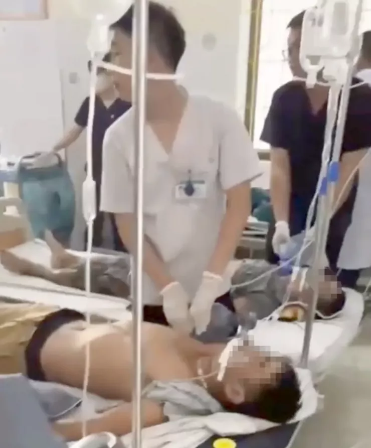 Các bác sĩ nỗ lực cấp cứu, chữa trị cho những người ngộ độc rượu.