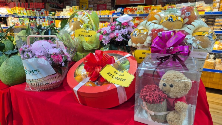 Các giỏ quà 20-10 tại Co.opMart Rạch Miễu