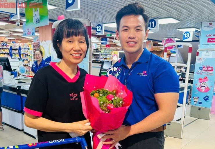 Bó hoa rau củ tại siêu thị Co.op Mart tặng cho khách hàng nữ mua sắm sớm