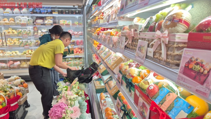 Các giỏ quà kết hợp hoa và trái cây tươi được ưa chuộng