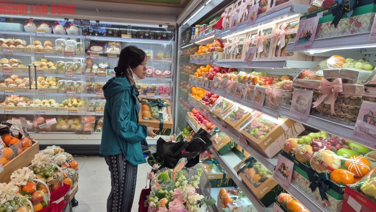 Người tiêu dùng có nhiều lựa chọn quà tặng 20-10