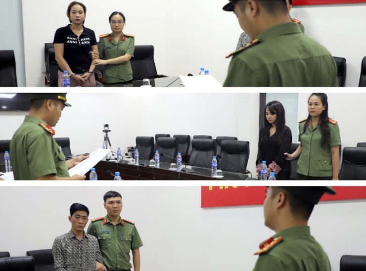 Công an tỉnh Lào Cai tống đạt các quyết định khởi tố bị can và bắt tạm giam các đối tượng.