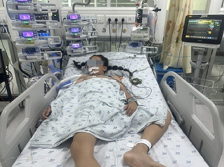 Bệnh nhi được các bác sĩ theo dõi, điều trị liên tục