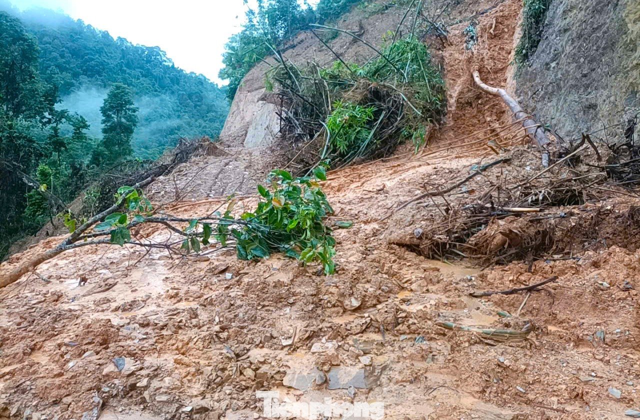 Hơn 1000 người ở Nghệ An đang bị cô lập bởi lũ dữ cuốn trôi cả cầu và đường - 4