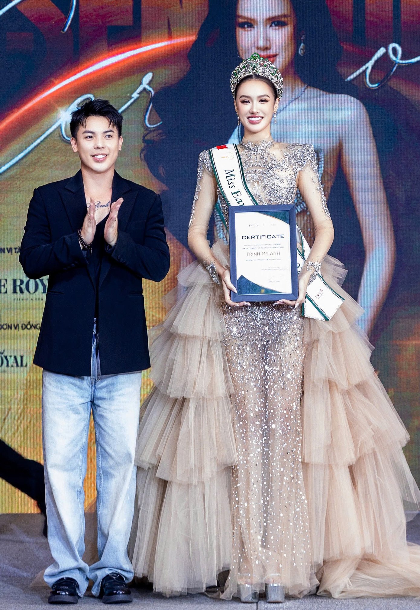Sắc vóc Trịnh Mỹ Anh tại buổi nhận sash, vương miện chuẩn bị cho hành trình Miss Earth 2025.